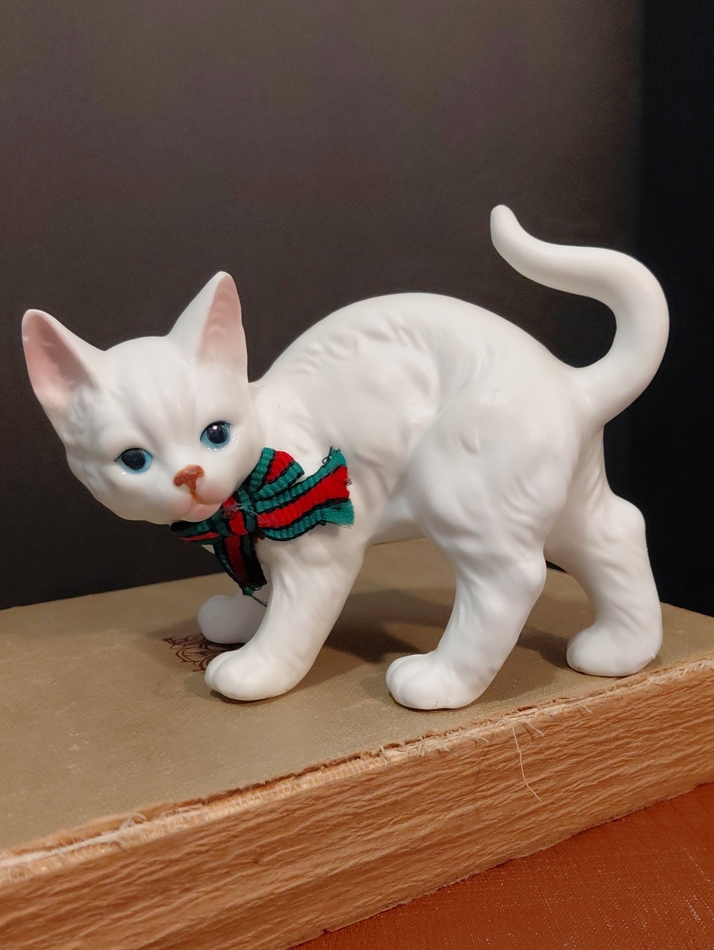 VINTAGE PORCELAIN KITTEN